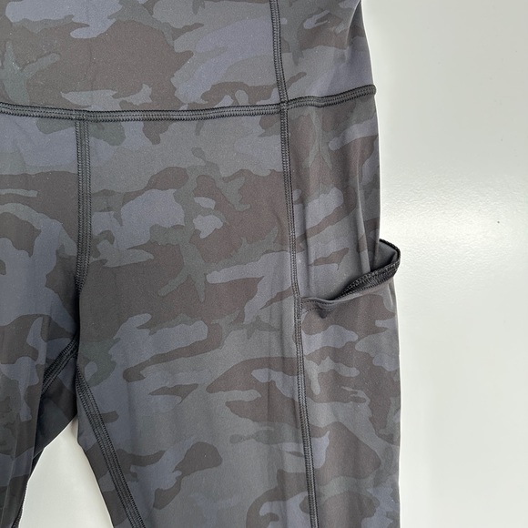 Lululemon Black Camo Fast and Free 23” Leggings Size 8 - Picture 2 of 3